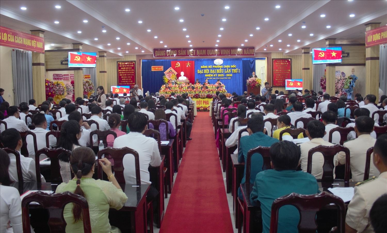 Đại hội xác định mục tiêu xây dựng Châu Đốc trở thành đô thị trung tâm biên giới Tây Nam của tỉnh An Giang. (Ảnh: Tào Đạt) Đại hội xác định mục tiêu xây dựng Châu Đốc trở thành đô thị trung tâm biên giới Tây Nam của tỉnh An Giang. (Ảnh: Tào Đạt)