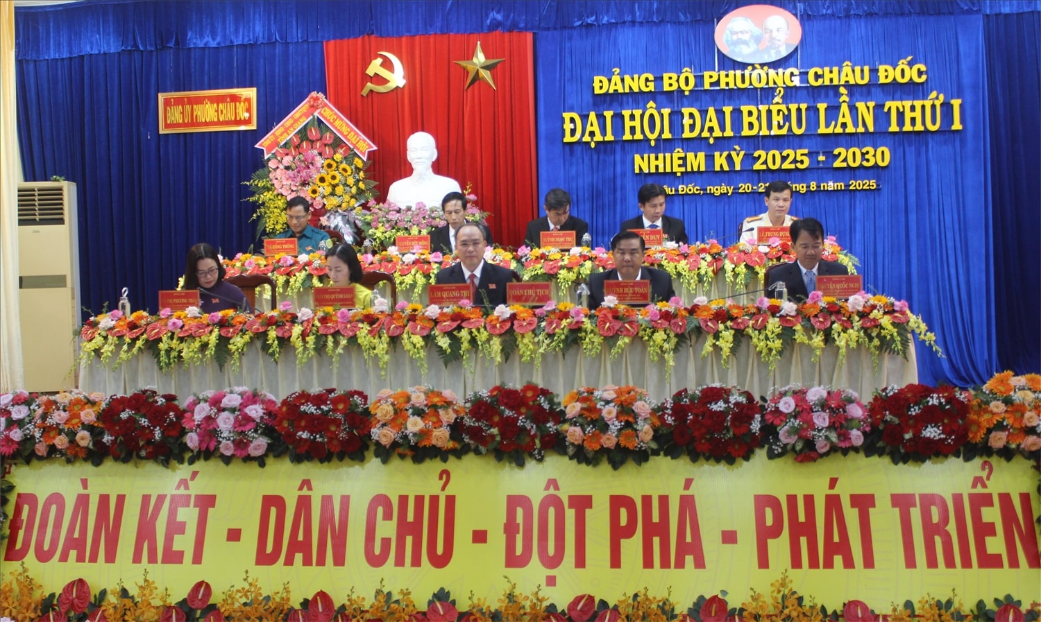 Đoàn chủ tịch điều hành Đại hội. (Ảnh: Tào Đạt) Đoàn chủ tịch điều hành Đại hội. (Ảnh: Tào Đạt)
