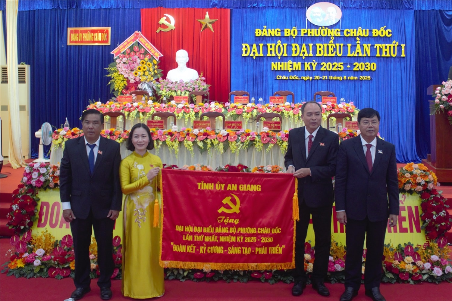 Ông Nguyễn Tiến Hải (bìa phải) Bí thư Tỉnh ủy An Giang trao bức trướng của Ban Thường vụ Tỉnh ủy chúc mừng Đại hội. (Ảnh: Tào Đạt) Ông Nguyễn Tiến Hải (bìa phải) Bí thư Tỉnh ủy An Giang trao bức trướng của Ban Thường vụ Tỉnh ủy chúc mừng Đại hội. (Ảnh: Tào Đạt)