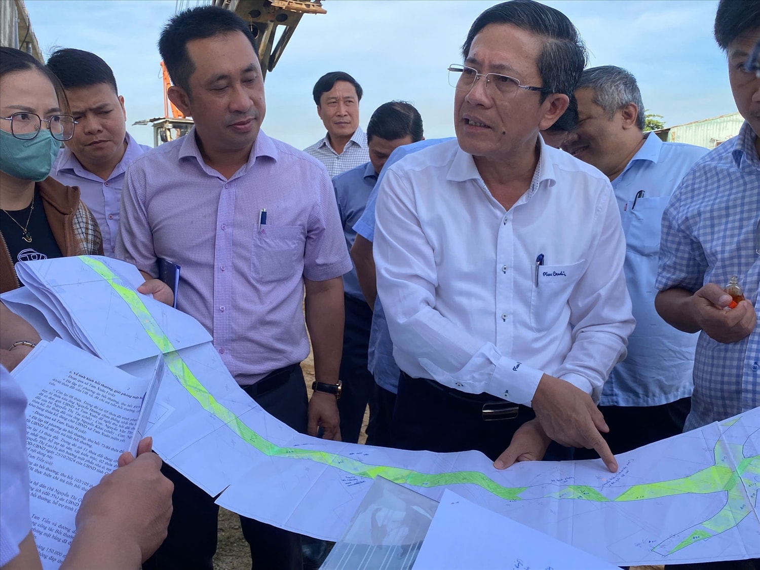 Ông Trần Nam Hưng - Phó Chủ tịch UBND TP. Đà Nẵng (người đứng giữa) kiểm tra và chỉ đạo gỡ vướng ở các dự án chậm tiến độ trên địa bàn xã Tam Xuân. (Ảnh Huy Trường). Ông Trần Nam Hưng - Phó Chủ tịch UBND TP. Đà Nẵng (người đứng giữa) kiểm tra và chỉ đạo gỡ vướng ở các dự án chậm tiến độ trên địa bàn xã Tam Xuân. (Ảnh Huy Trường).