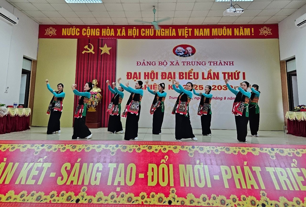 Văn nghệ chào mừng Đại hội (Ảnh:Quỳnh Trâm) Văn nghệ chào mừng Đại hội (Ảnh:Quỳnh Trâm)