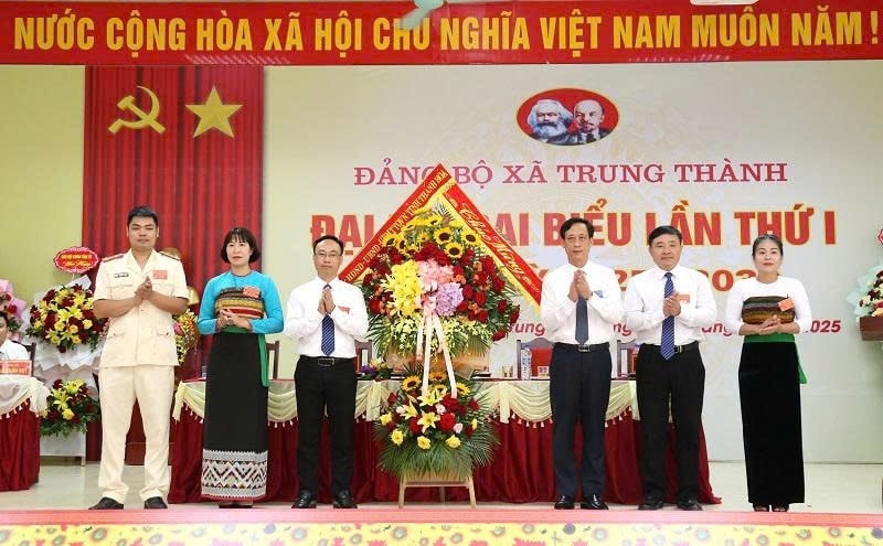 Lãnh đạo tỉnh tặng hoa chúc Đại hội.(ảnh Quỳnh Trâm) Lãnh đạo tỉnh tặng hoa chúc Đại hội.(ảnh Quỳnh Trâm)