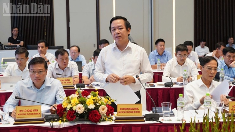 Lãnh đạo các tỉnh báo cáo kết quả phát triển kinh tế - xã hội với đoàn công tác