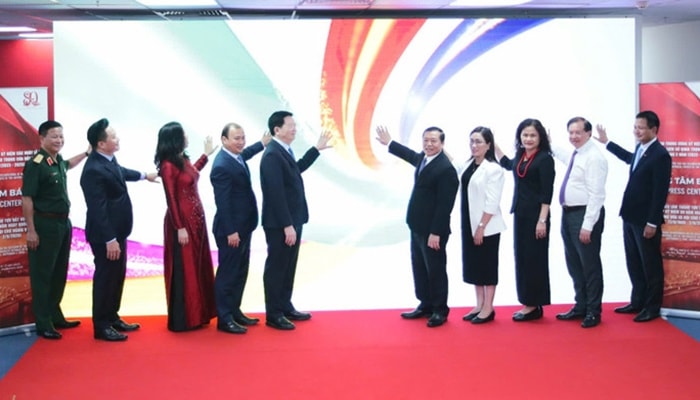 Các đại biểu thực hiện nghi thức khai trương Trung tâm Báo chí Triển lãm thành tựu đất nước