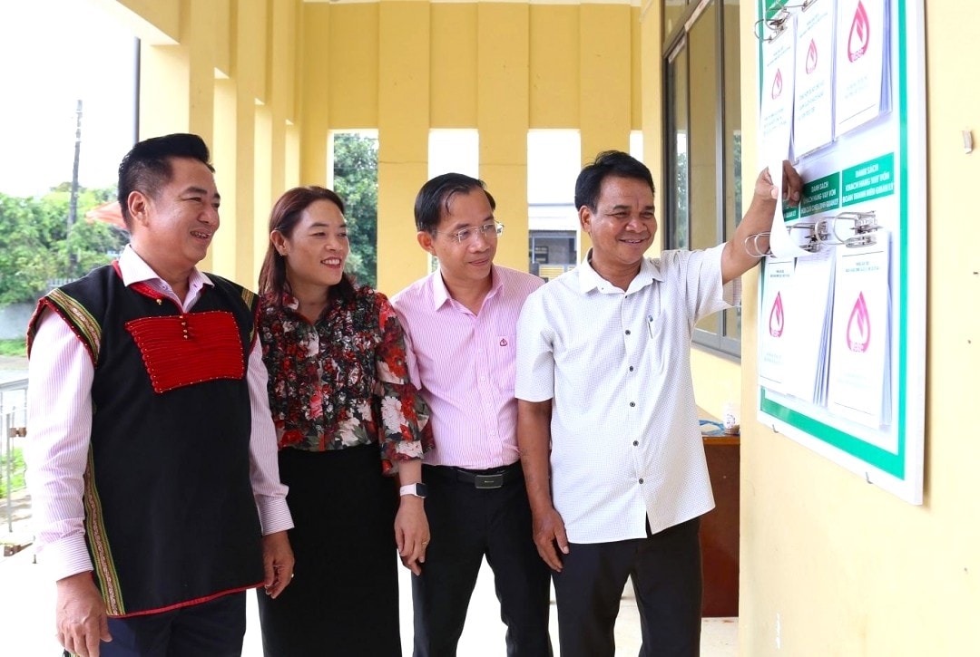 Đoàn công tác của NHCSXH Việt Nam kiểm tra tại điểm giao dịch tại xã Ea Tul (Đắk Lắk)
