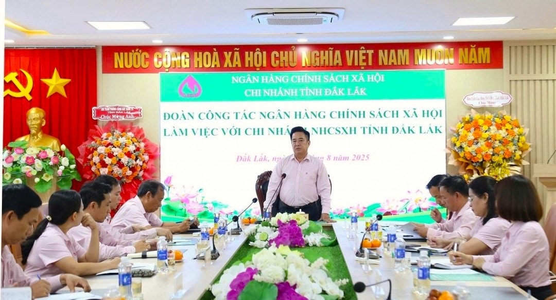 Phó Tổng Giám đốc NHCSXH Huỳnh Văn Thuận làm việc với NHCSXH chi nhánh Đắk Lắk