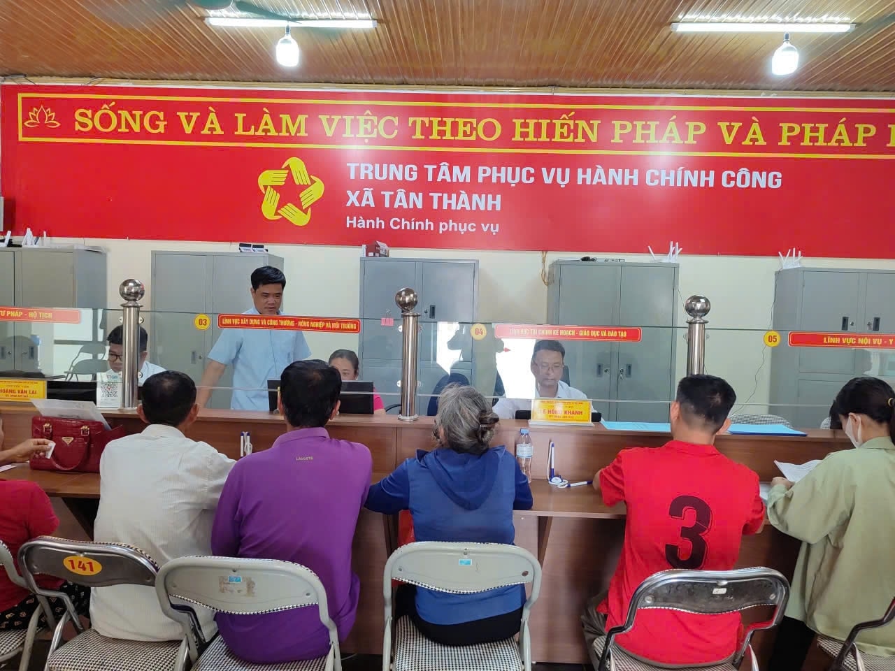  Đồng chí Vũ Xuân Công (áo xanh đứng ở giữa) Chủ tịch UBND xã Tân Thành kiểm tra công tác giải quyết các thủ tục hành chính tại Trung tâm Hành chính công của xã.  (Ảnh Vân Khánh)