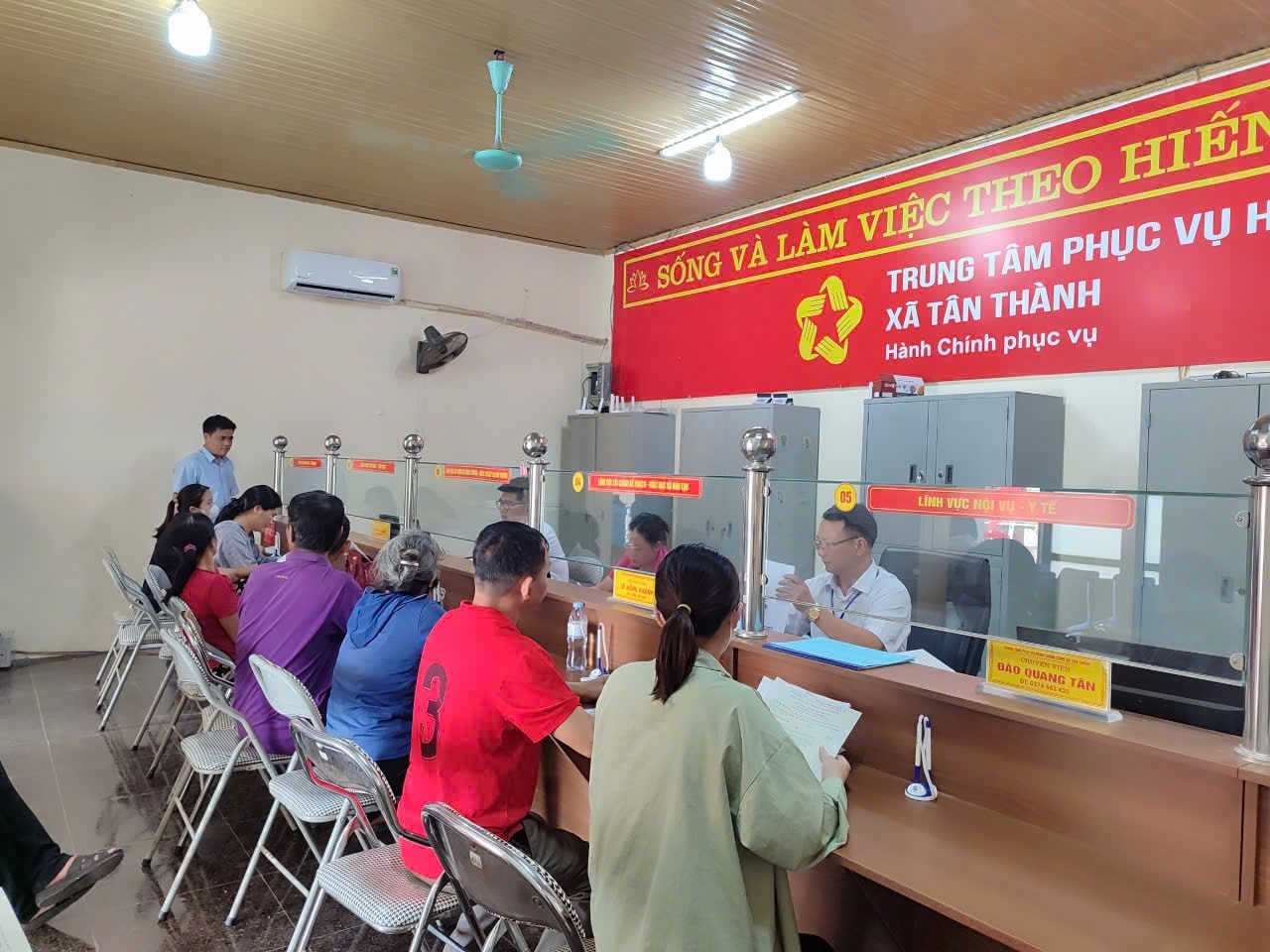 Người dân đến làm thủ tục hành chính tại xã Tân Thành.  (Ảnh Vân Khánh)