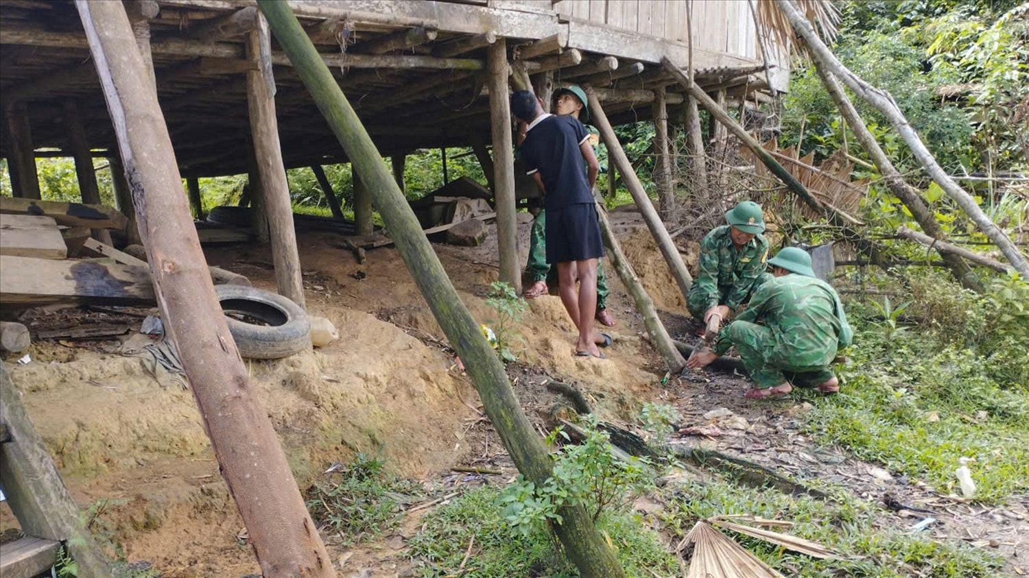 Chiến sĩ  ở Chố số 12, Đồn Biên phòng Hướng phùng, Bộ đội Biên Phòng Quảng Trị đang hỗ trợ đồng bào Bru Vân Kiều chằng chống nhà cửa (Ảnh: BĐBP cung cấp)