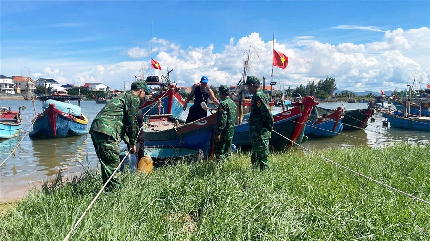 Công tác neo đậu, chằng néo tàu thuyền đang được triển khai thực hiện (Ảnh: BĐBP cung cấp)