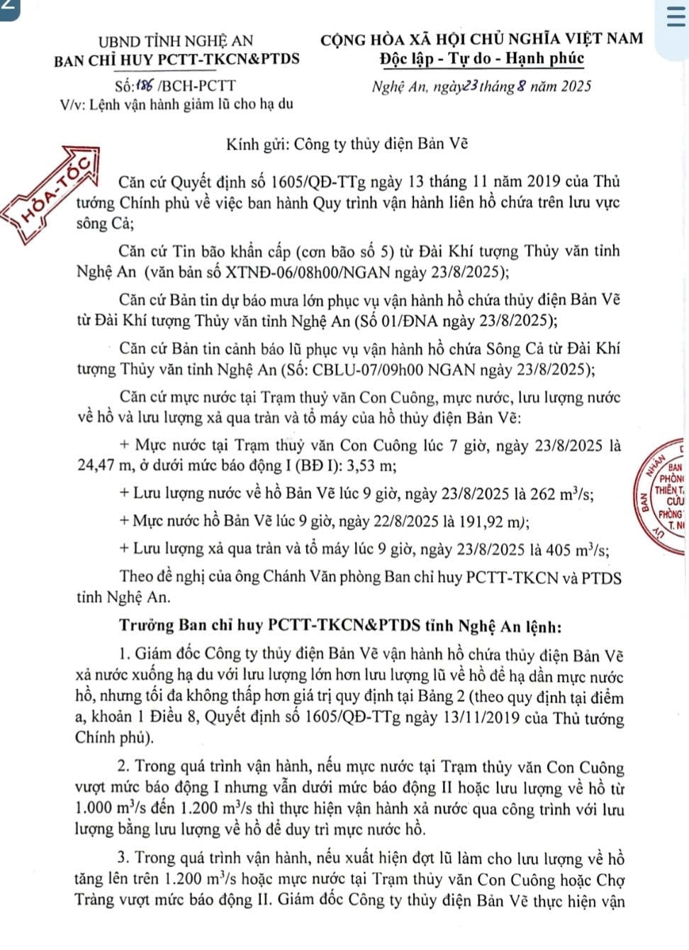 Lệnh vận hành giảm lũ cho hạ du được Ban chỉ huy PCTT- TKCN và Phòng thủ dân sự tỉnh Nghệ An gửi hỏa tốc (Ảnh: Phạm Tiến) 
