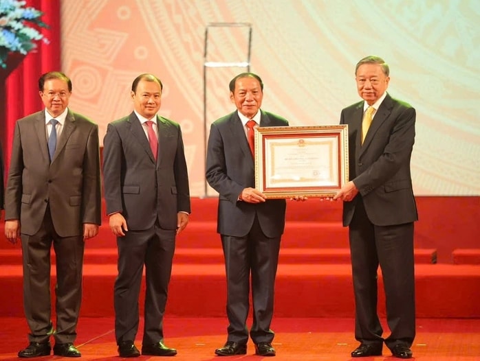 Tổng Bí Thư Tô Lâm trao Huân chương Lao động hạng Nhất cho Bộ Văn hóa, Thể thao và Du lịch. Tổng Bí Thư Tô Lâm trao Huân chương Lao động hạng Nhất cho Bộ Văn hóa, Thể thao và Du lịch.