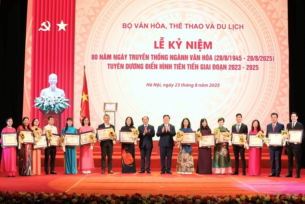 Trưởng Ban Tuyên giáo và Dân vận Trung ương Nguyễn Trọng Nghĩa tặng hoa, Bộ trưởng Bộ VHTTDL tặng Bằng khen cho 80 gương điển hình tiên tiến trong lĩnh vực VHTTTTDL Trưởng Ban Tuyên giáo và Dân vận Trung ương Nguyễn Trọng Nghĩa tặng hoa, Bộ trưởng Bộ VHTTDL tặng Bằng khen cho 80 gương điển hình tiên tiến trong lĩnh vực VHTTTTDL