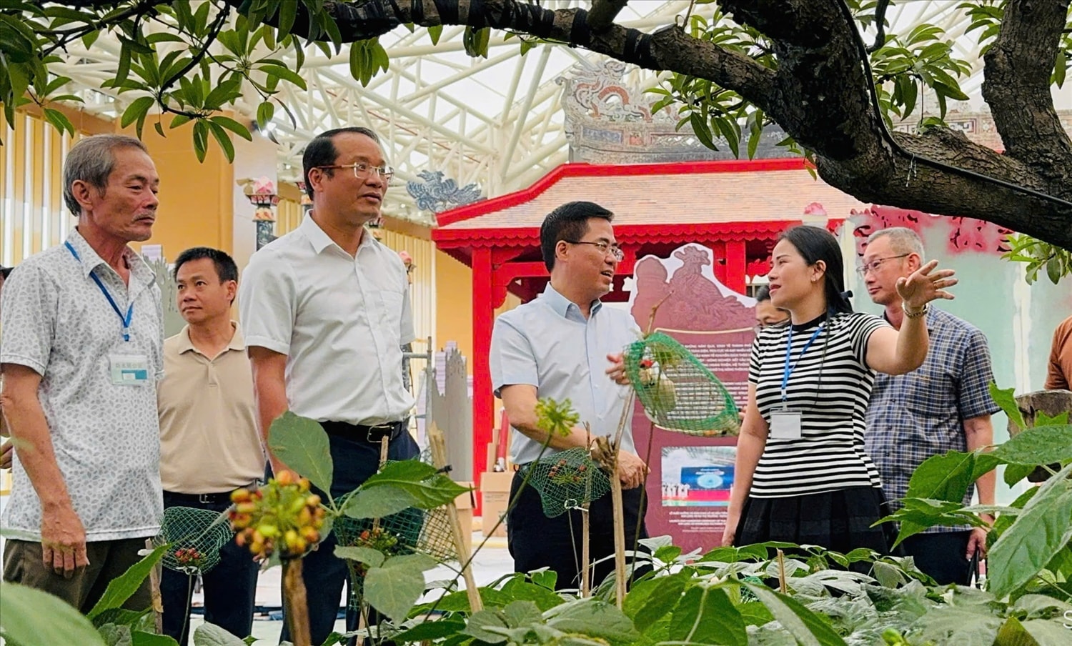 Ông Nguyễn Hoàng Giang (thứ 2 từ phải sang) – Chủ tịch UBND tỉnh Quảng Ngãi kiểm tra tiến độ thi công không gian trưng bày với chủ đề “Quảng Ngãi – Cội nguồn cách mạng, vững bước tương lai”. (Ảnh: Sở VH,TT&DL tỉnh Quảng Ngãi)