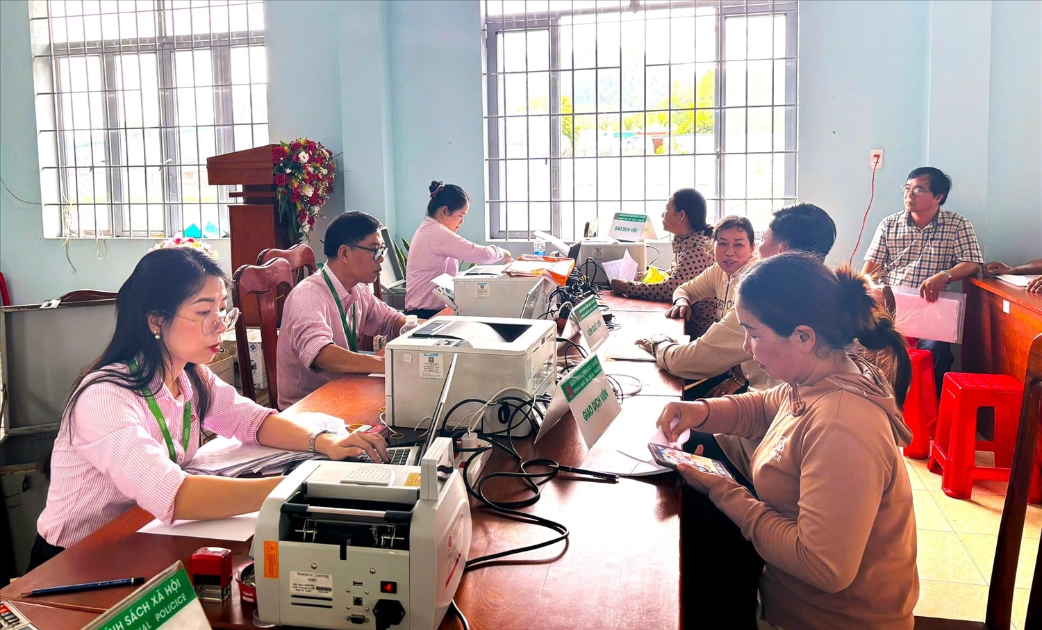 Cán bộ NHCSXH Tân Phú (Đồng Nai) giải ngân nguồn vốn tại Điểm giao dịch xã trên địa bàn Cán bộ NHCSXH Tân Phú (Đồng Nai) giải ngân nguồn vốn tại Điểm giao dịch xã trên địa bàn