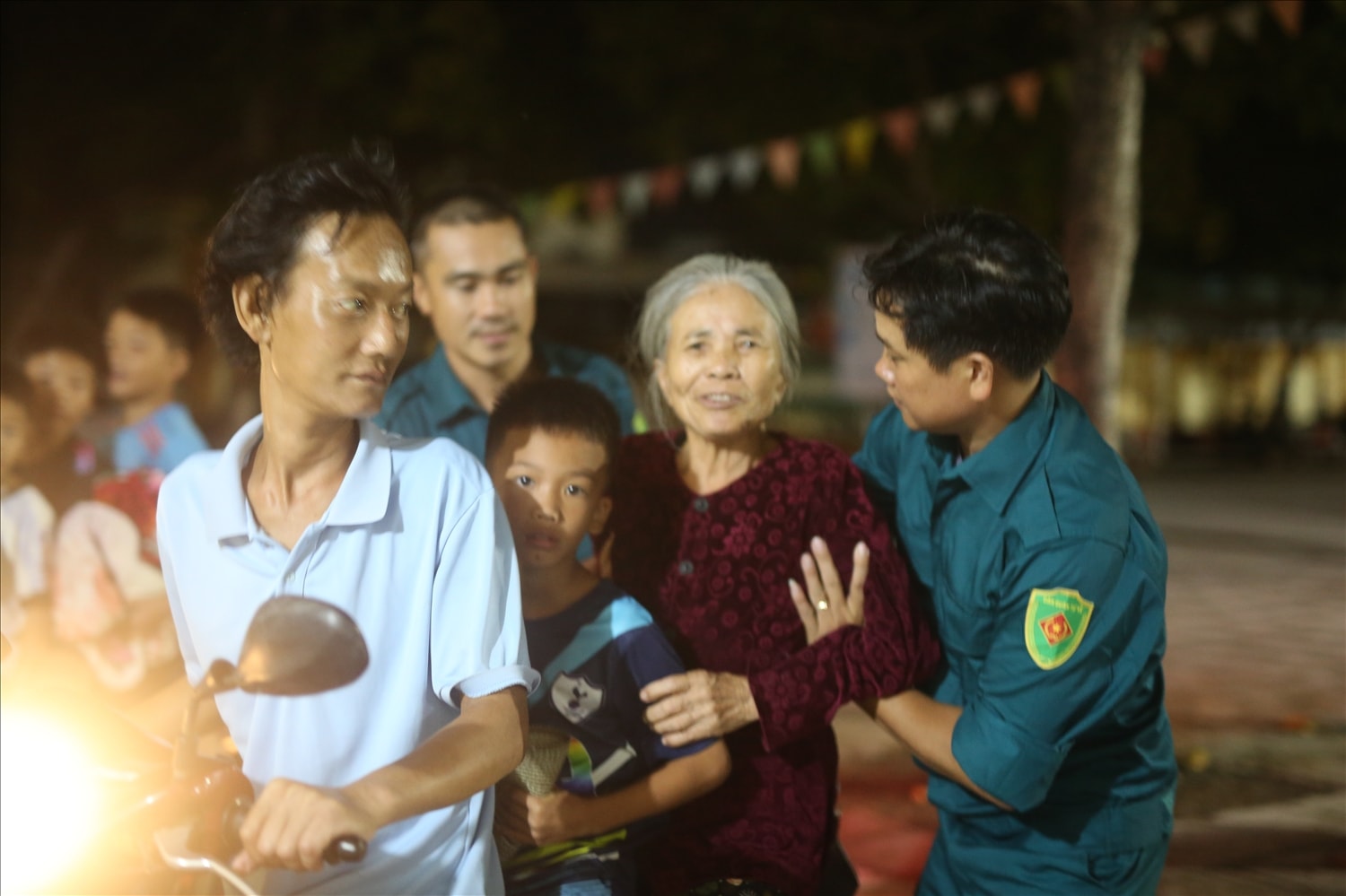 Huy động các phương tiện chở người dân sơ tán - Ảnh: Thanh Hải