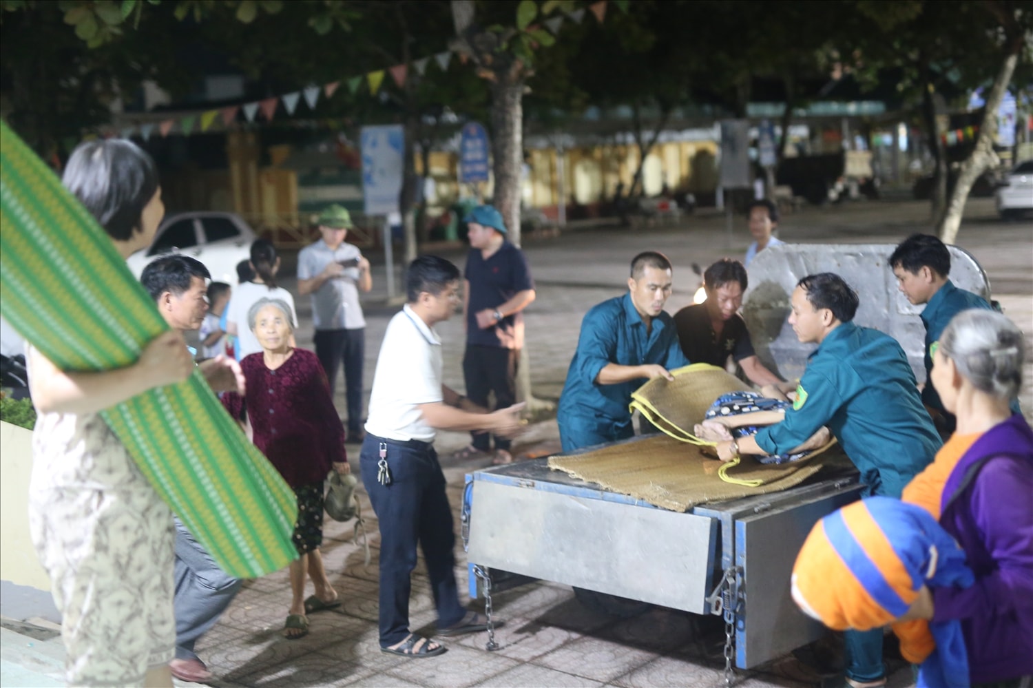 Xe ba gác chở người già cả tránh trú bão số 5 tại Trường Tiểu học Diễn Bích xã Diễn Châu - Ảnh: Thanh Hải