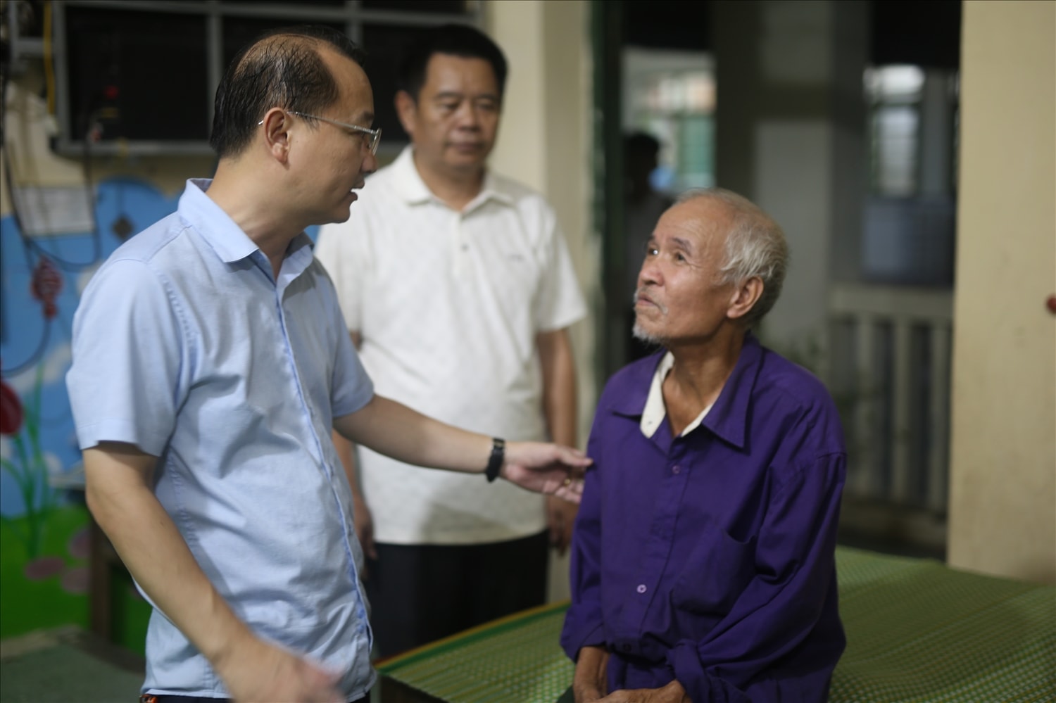Với lão ngư Nguyễn Đình Nuôi (65 tuổi) ở xóm Hải Bắc, thì đêm đón bão tại nơi tránh trú này là cả một mớ lo lắng, băn khoăn - Ảnh: Thanh Hải