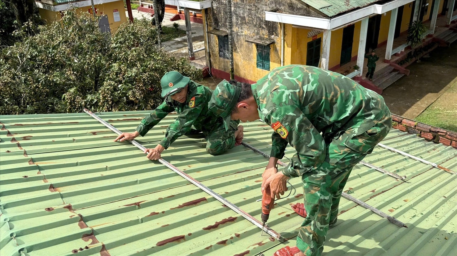 Bộ đội Biên phòng tỉnh Quảng Trị chủ động gia cố lại mái tốn để phòng, chống bão số 5 (Ảnh: BĐBP cung cấp)