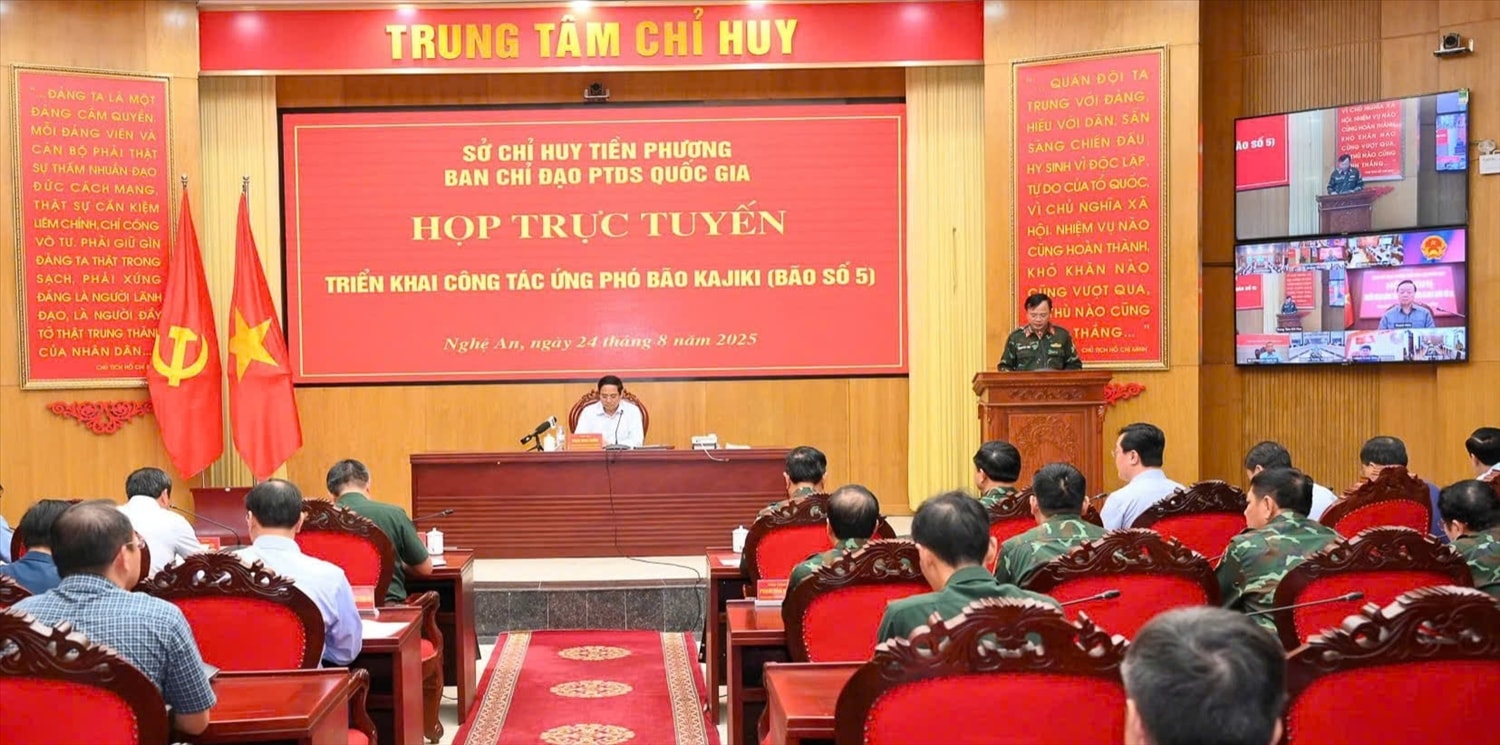 Thủ tướng Chính Phủ Phạm Minh Chính chủ trì họp trực tuyến tại Sở chỉ huy tiền phương (Ảnh: Thành Cường)