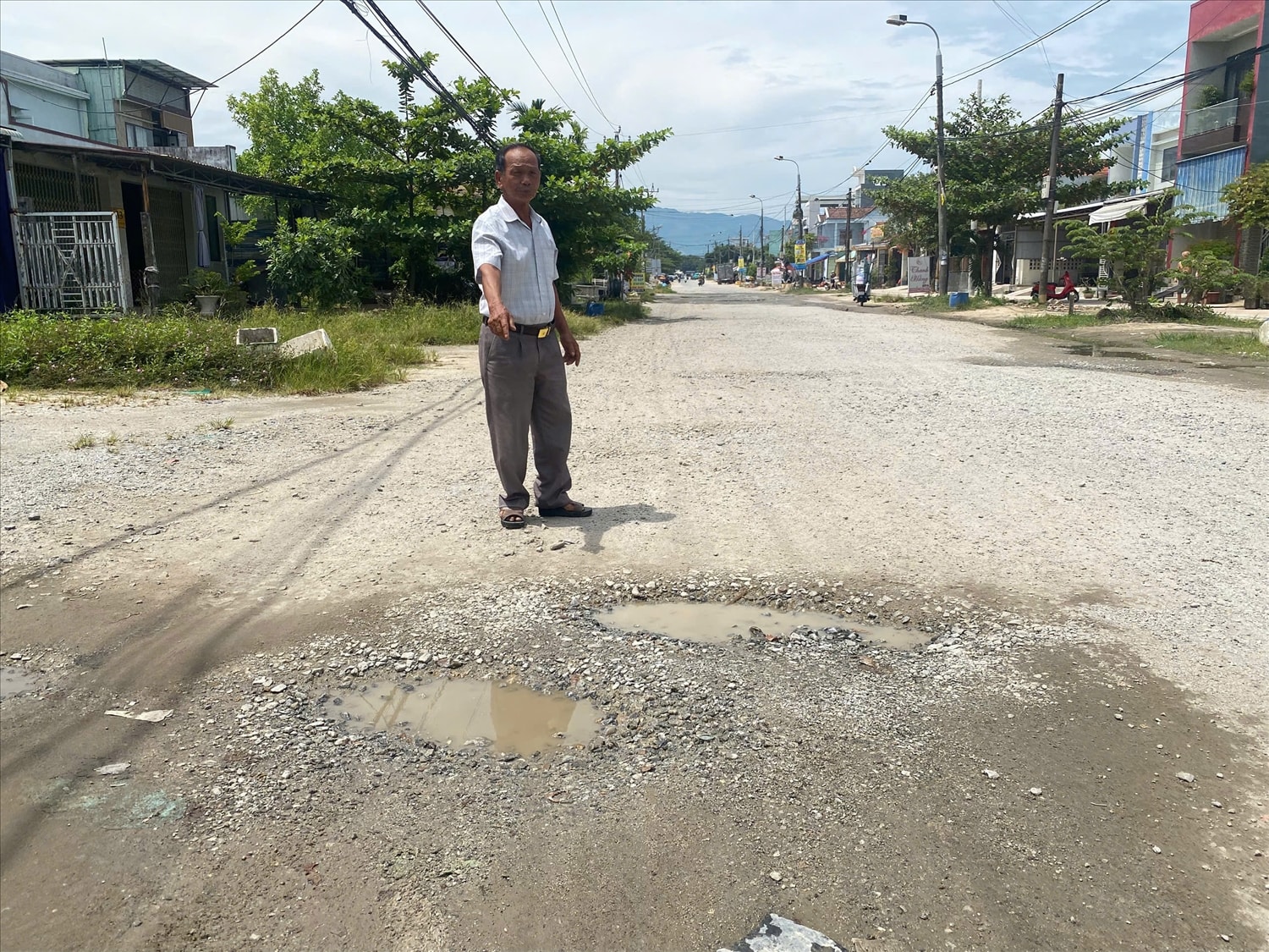 Ông Lương Hoàn phản ánh dự án đường Quang Trung làm quá lâu, ảnh hưởng đến đời sống người dân. (Ảnh Huy Trường). Ông Lương Hoàn phản ánh dự án đường Quang Trung làm quá lâu, ảnh hưởng đến đời sống người dân. (Ảnh Huy Trường).