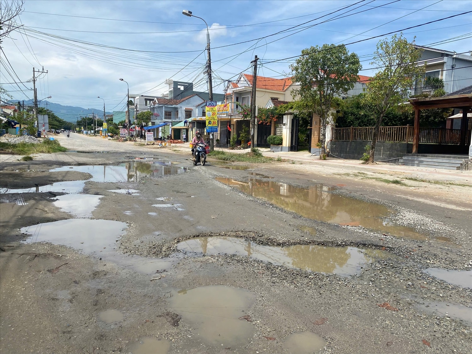Đường Quang Trung xuống cấp nghiêm trọng với nhiều ổ voi, ổ gà. (Ảnh Huy Trường). Đường Quang Trung xuống cấp nghiêm trọng với nhiều ổ voi, ổ gà. (Ảnh Huy Trường).