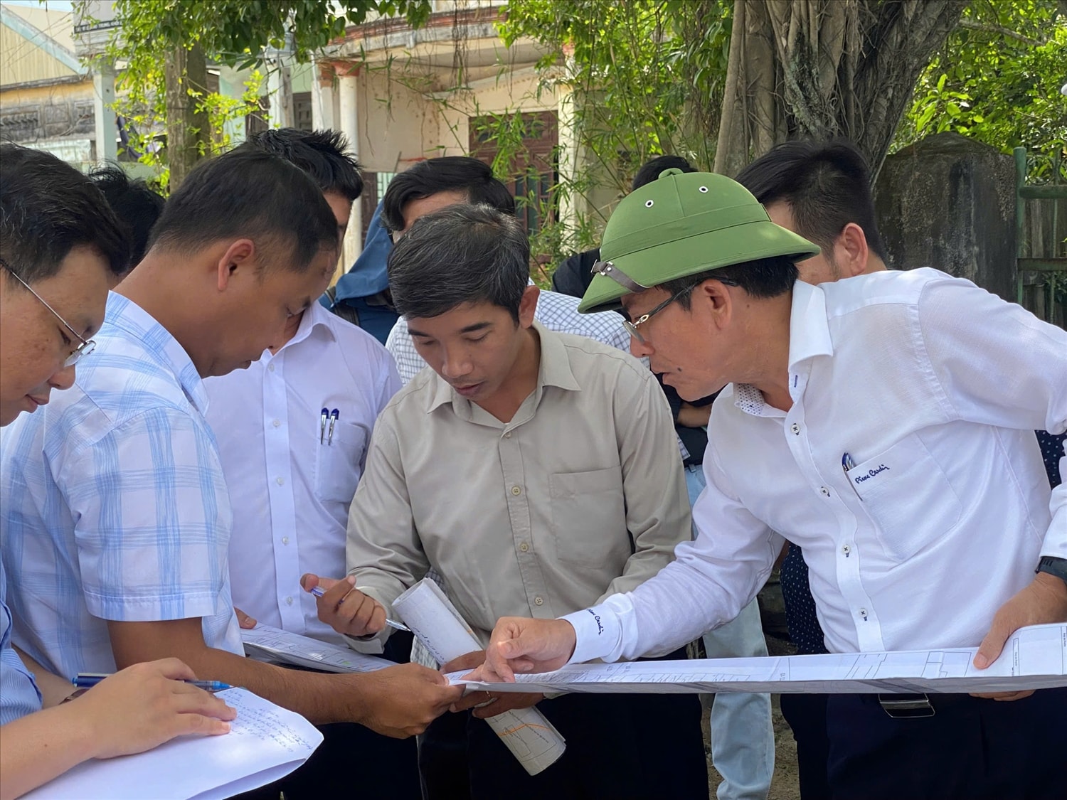 Phó Chủ tịch UBND TP. Đà Nẵng Trần Nam Hưng (đội mũ cối) yêu cầu hoàn thành tuyến đường trước Tết Nguyên đán 2026. (Ảnh Huy Trường). Phó Chủ tịch UBND TP. Đà Nẵng Trần Nam Hưng (đội mũ cối) yêu cầu hoàn thành tuyến đường trước Tết Nguyên đán 2026. (Ảnh Huy Trường).