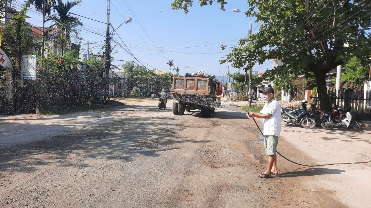 Anh Nguyễn Khanh phải thường xuyên xịt nước để giảm bụi tấp vào nhà. (Ảnh Huy Trường). Anh Nguyễn Khanh phải thường xuyên xịt nước để giảm bụi tấp vào nhà. (Ảnh Huy Trường).