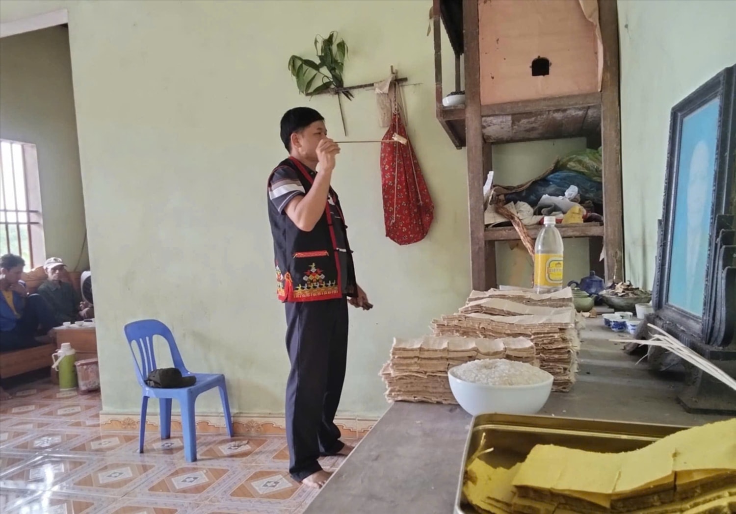 Thầy cúng làm lễ tại một nhà lớn ở thôn Phủ Liễn (xã Lương Minh) - Ảnh Mỹ Dung