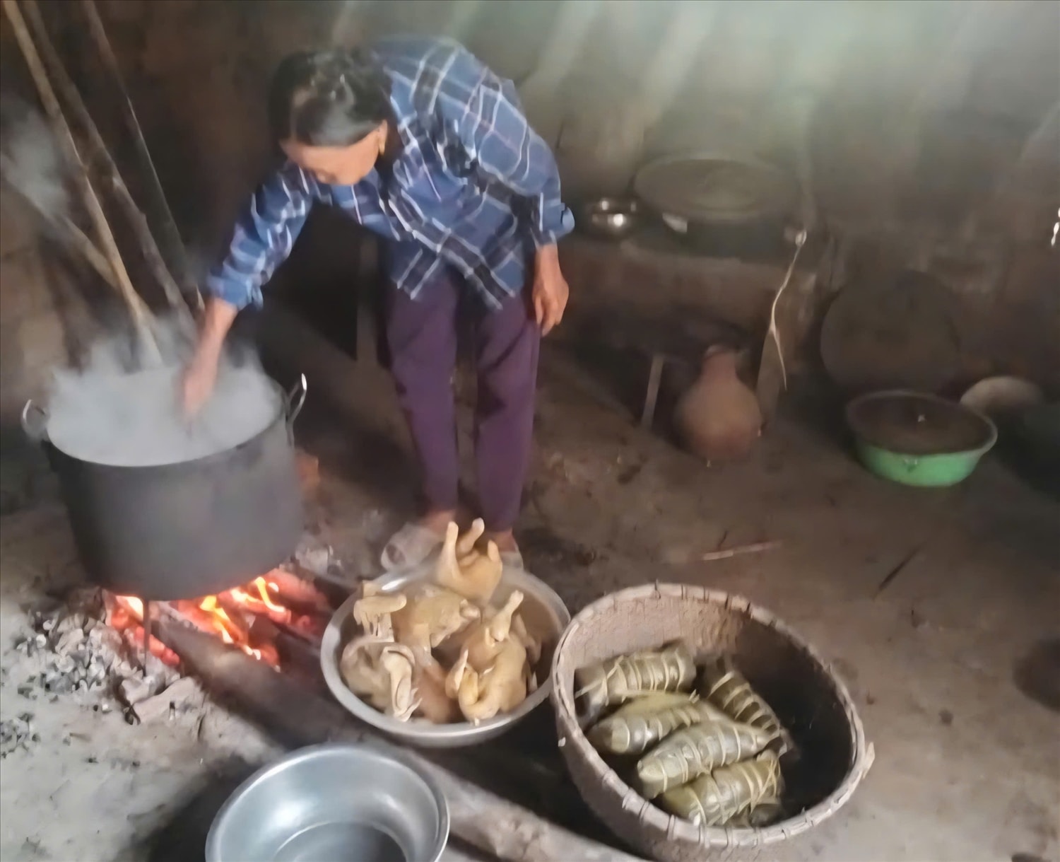 Phụ nữ luộc bánh, luộc gà, chuẩn bị đồ cúng - Ảnh Mỹ Dung