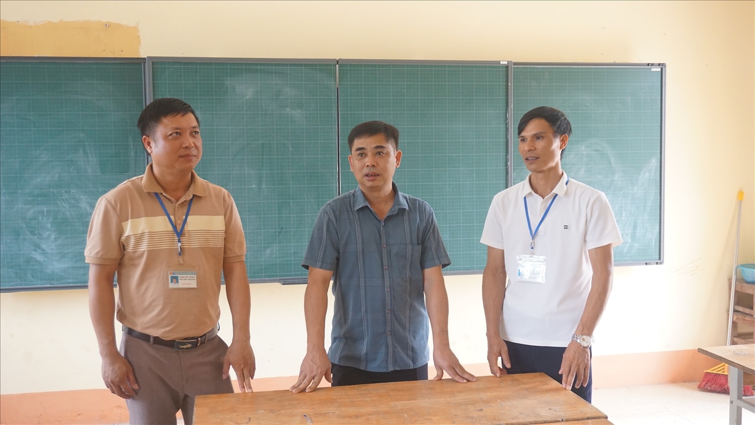 Ông Lê Đức Minh (người đứng giữa), Phó Chủ tịch UBND xã A Mú Sung kiểm tra cơ sở vật chất các trường học trên địa bàn (ảnh Trọng Bảo)