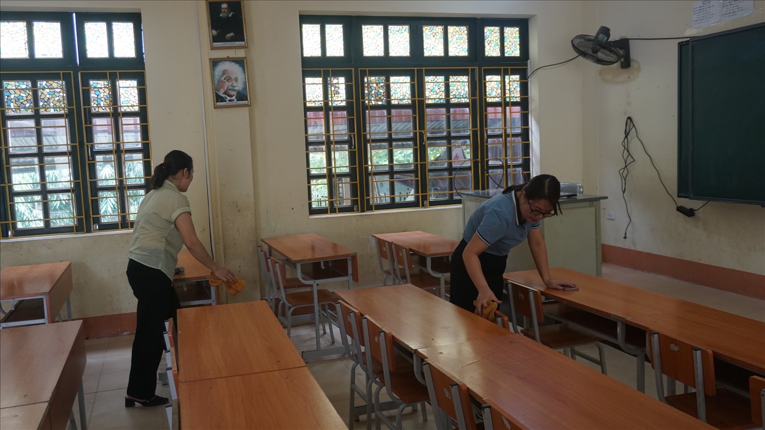 Công tác vệ sinh trường lớp học đã và đang được các trường học triển khai (ảnh Trọng Bảo)