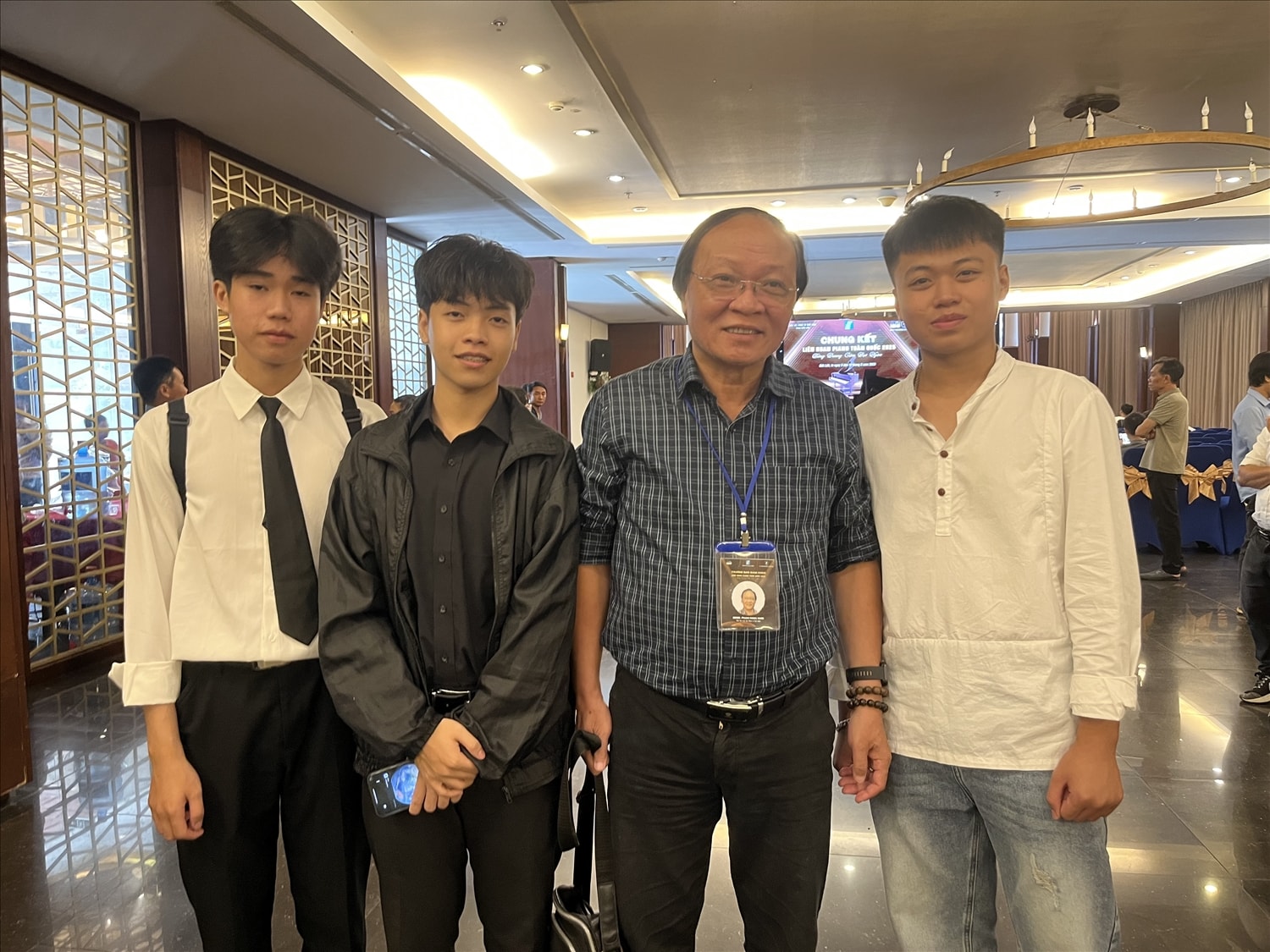 NSND Phạm Ngọc Khôi – Phó Chủ tịch Hội Nhạc sĩ Việt Nam chụp ảnh chung với các sinh viên các nhạc viện đạt giải cao hệ chuyên nghiệp tại Liên hoan NSND Phạm Ngọc Khôi – Phó Chủ tịch Hội Nhạc sĩ Việt Nam chụp ảnh chung với các sinh viên các nhạc viện đạt giải cao hệ chuyên nghiệp tại Liên hoan
