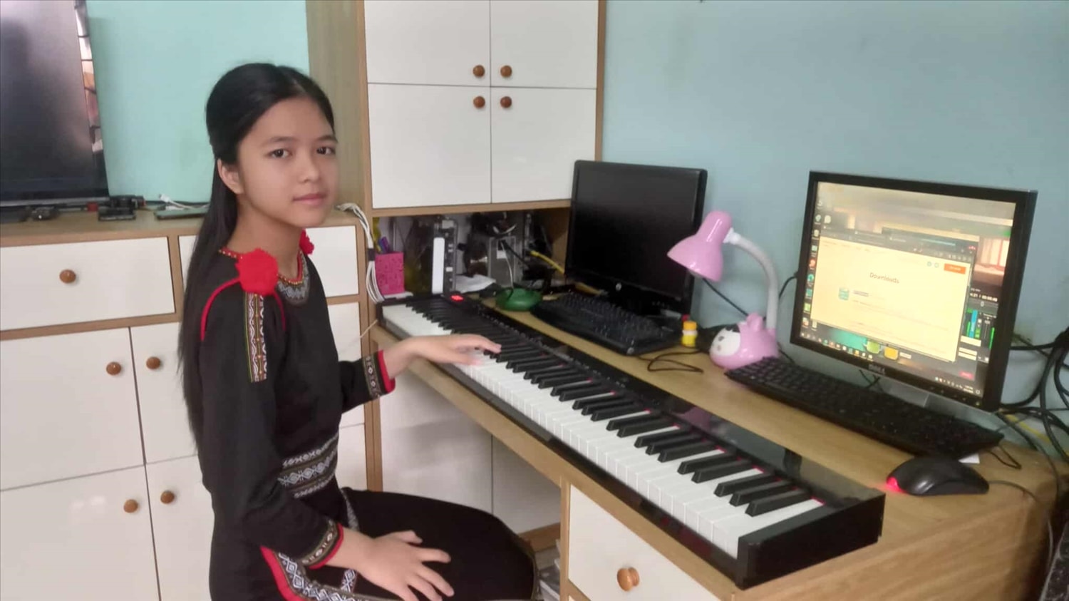 Em Ayun Thủy Tiên (áo thổ cẩm) một triển vọng trẻ của ngành piano tỉnh Đắk Lắk. Em Ayun Thủy Tiên (áo thổ cẩm) một triển vọng trẻ của ngành piano tỉnh Đắk Lắk.
