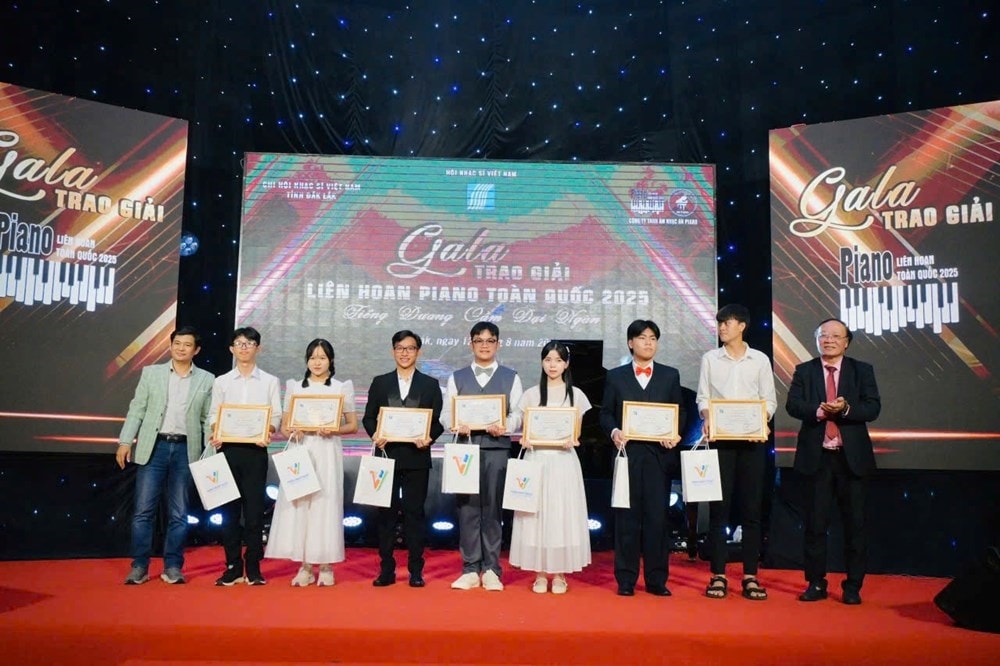Ban Tổ chức Liên hoan Piano toàn quốc 2025 trao giải cho các thí sinh xuất sắc. Ban Tổ chức Liên hoan Piano toàn quốc 2025 trao giải cho các thí sinh xuất sắc.