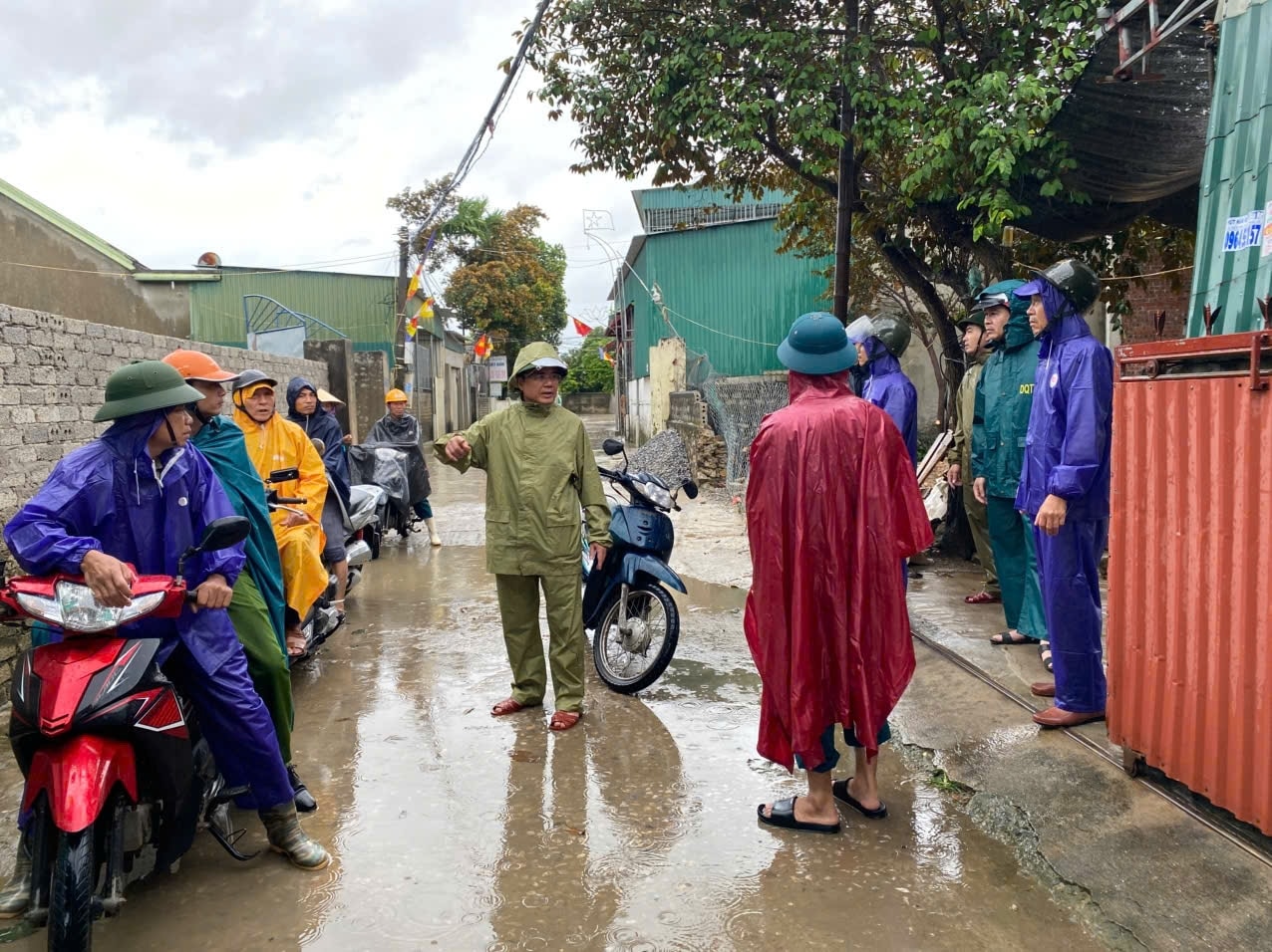 Các lực lượng xã Diễn Châu triển khai di tản người dân đến nơi tránh trú bão - Ảnh: Thanh Hải