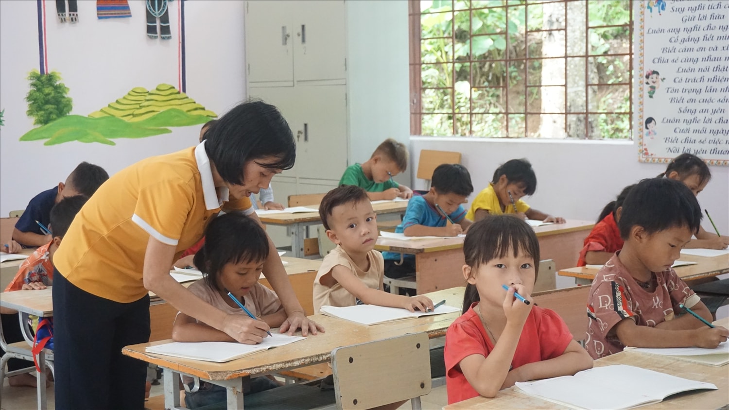 Giờ học tiếng Việt ở điểm trường Nà Lặc, trường PTDTBT Tiểu học Trịnh Tường  (ảnh Trọng Bảo)
