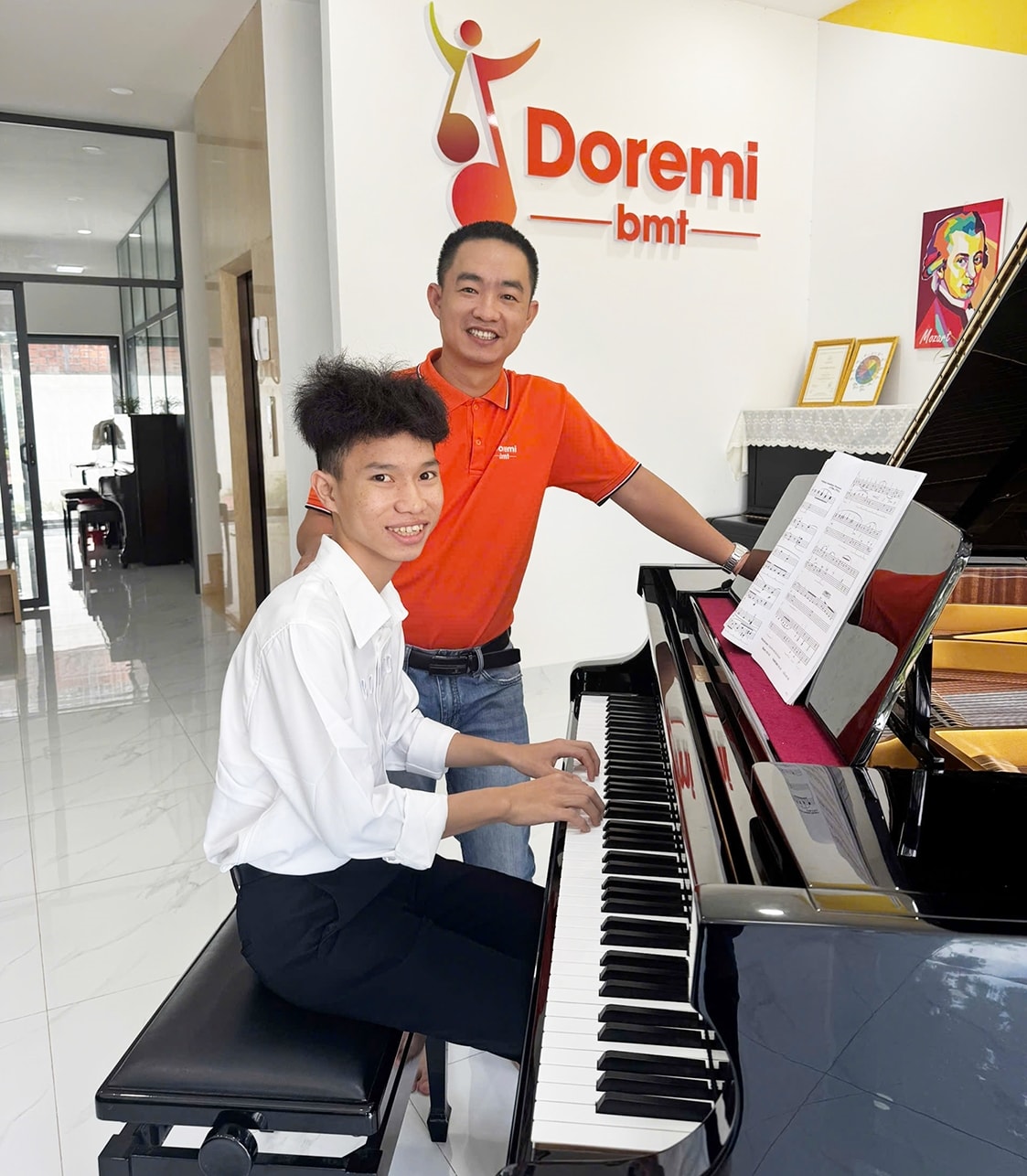 Thầy giáo Nguyễn Hữu Danh, người dẫn dắt em Ma Văn Minh (dân tộc Mông) đến với nhạc cụ hiện đại Thầy giáo Nguyễn Hữu Danh, người dẫn dắt em Ma Văn Minh (dân tộc Mông) đến với nhạc cụ hiện đại