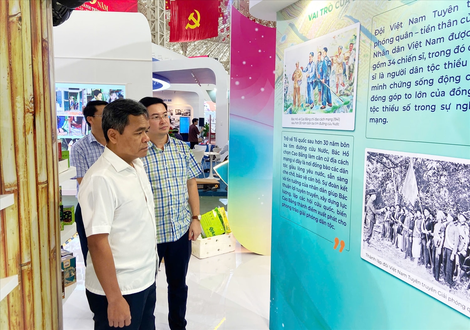Thứ trưởng Thường trực cũng chỉ đạo cụ thể cả về nội dung và kỹ thuật để các đơn vị tiếp tục hoàn thiện không gian triển lãm đáp ứng tiến độ và chất lượng đề ra Thứ trưởng Thường trực cũng chỉ đạo cụ thể cả về nội dung và kỹ thuật để các đơn vị tiếp tục hoàn thiện không gian triển lãm đáp ứng tiến độ và chất lượng đề ra