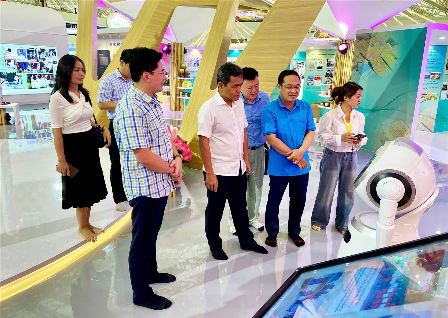 Chủ đề xuyên suốt của Triển lãm là nhìn lại quá khứ để thấy được thành tựu hôm nay, từ đó đồng bào các dân tộc, tôn giáo tiếp tục tự hào, vững tin vào tương lai tươi sáng của đất nước Chủ đề xuyên suốt của Triển lãm là nhìn lại quá khứ để thấy được thành tựu hôm nay, từ đó đồng bào các dân tộc, tôn giáo tiếp tục tự hào, vững tin vào tương lai tươi sáng của đất nước