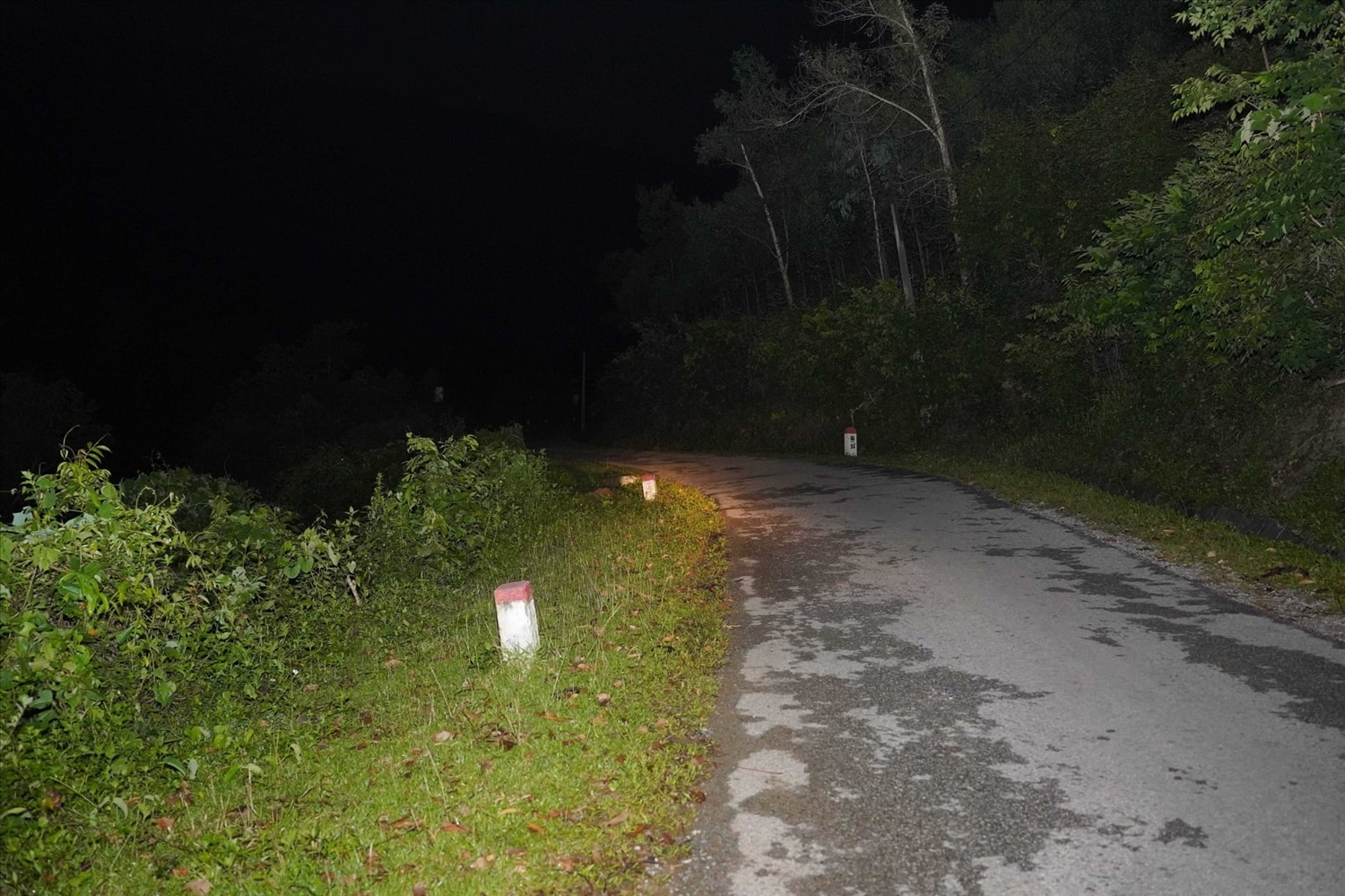Cung đường 4,5km từ Quan Sơn đến Hữu Kiên (Lạng Sơn) từng là nỗi ám ảnh với người dân vì đèo dốc quanh co. Cung đường 4,5km từ Quan Sơn đến Hữu Kiên (Lạng Sơn) từng là nỗi ám ảnh với người dân vì đèo dốc quanh co.