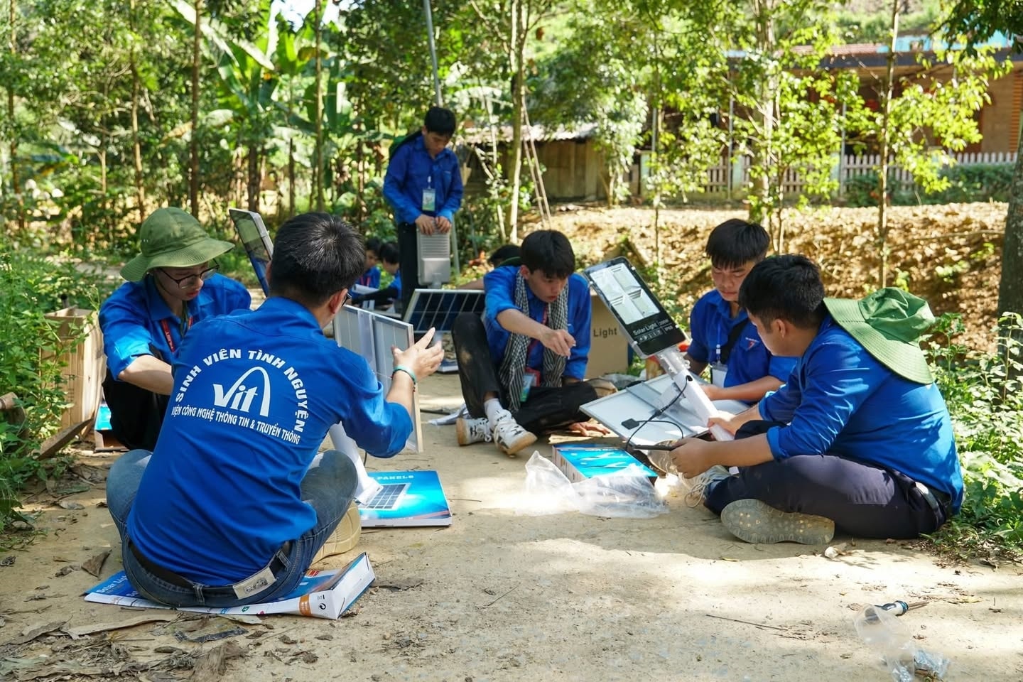 Cũng trong chương trình này, đội tình nguyện của Đại học Bách Khoa Hà Nội đã hoàn thành lắp đặt 105 cột đèn tại Thái Nguyên và Ninh Bình. Cũng trong chương trình này, đội tình nguyện của Đại học Bách Khoa Hà Nội đã hoàn thành lắp đặt 105 cột đèn tại Thái Nguyên và Ninh Bình.