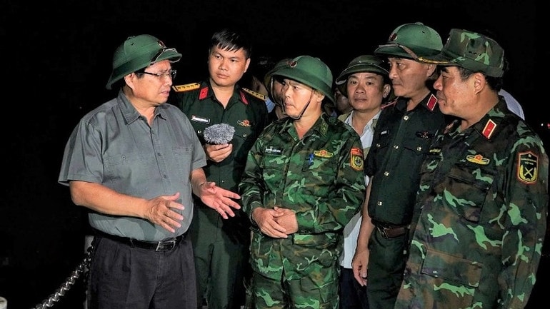 Thủ tướng Chính phủ kiểm tra công tác phòng, chống bão số 5 tại cảng Cửa Lò và bến neo đậu tàu thuyền Nghi Quang, tỉnh Nghệ An (Ảnh IT)