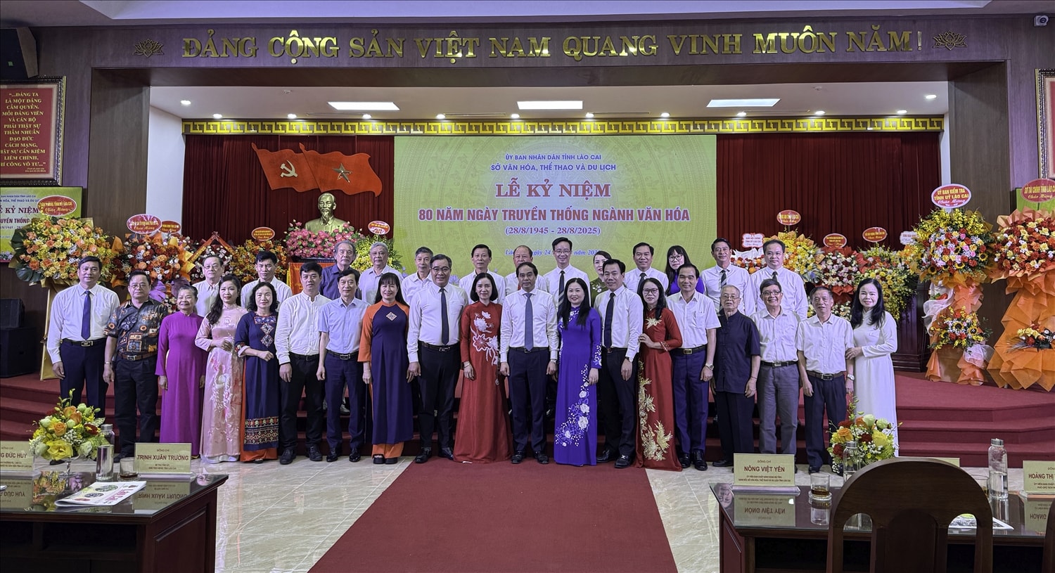 Các đại biểu chụp ảnh lưu niệm sau buổi lễ