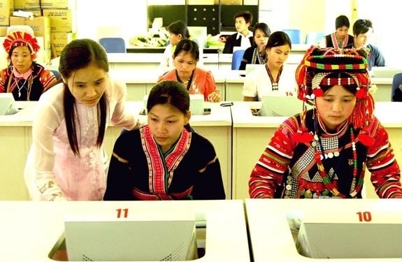 Bình dân học vụ số - nền tảng cho sự phát triển trong kỷ nguyên số (Ảnh TL)