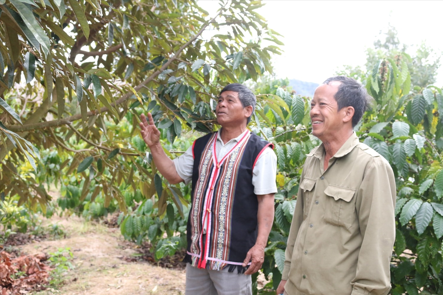 Ông A Hiang (áo thổ cẩm), già làng, Người có uy tín làng Kon Biêu, xã Kon Braih phấn khởi trước sự đổi thay trong đời sống của đồng bào DTTS nơi đây. (Ảnh: Ngọc Chí)