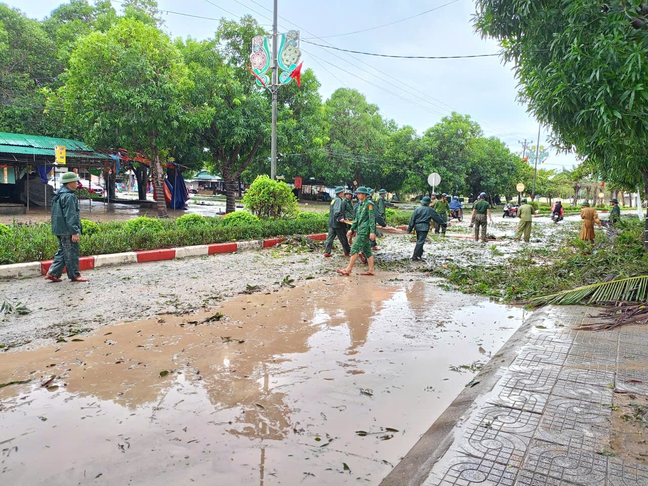 Đồn Biên phòng cửa khẩu cảng Cửa Lò- Bến Thủy BĐBP Nghệ An phối hợp với các ban, ngành giúp nhân dân khắc phục hậu quả của cơn bão số 5.