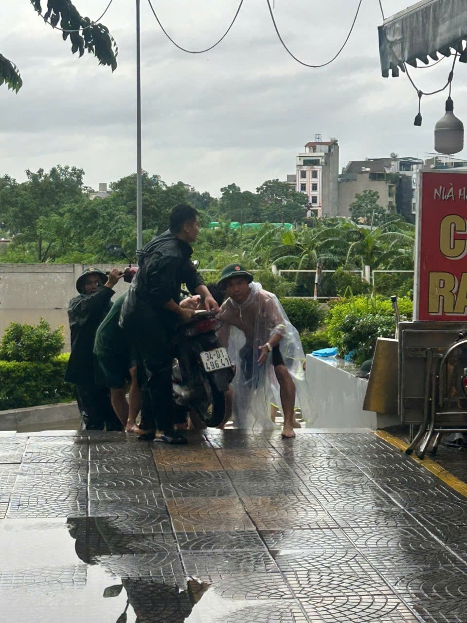 Lực lượng bộ đội hỗ trợ người dân di dời đồ ra khỏi khu ngập lụt 