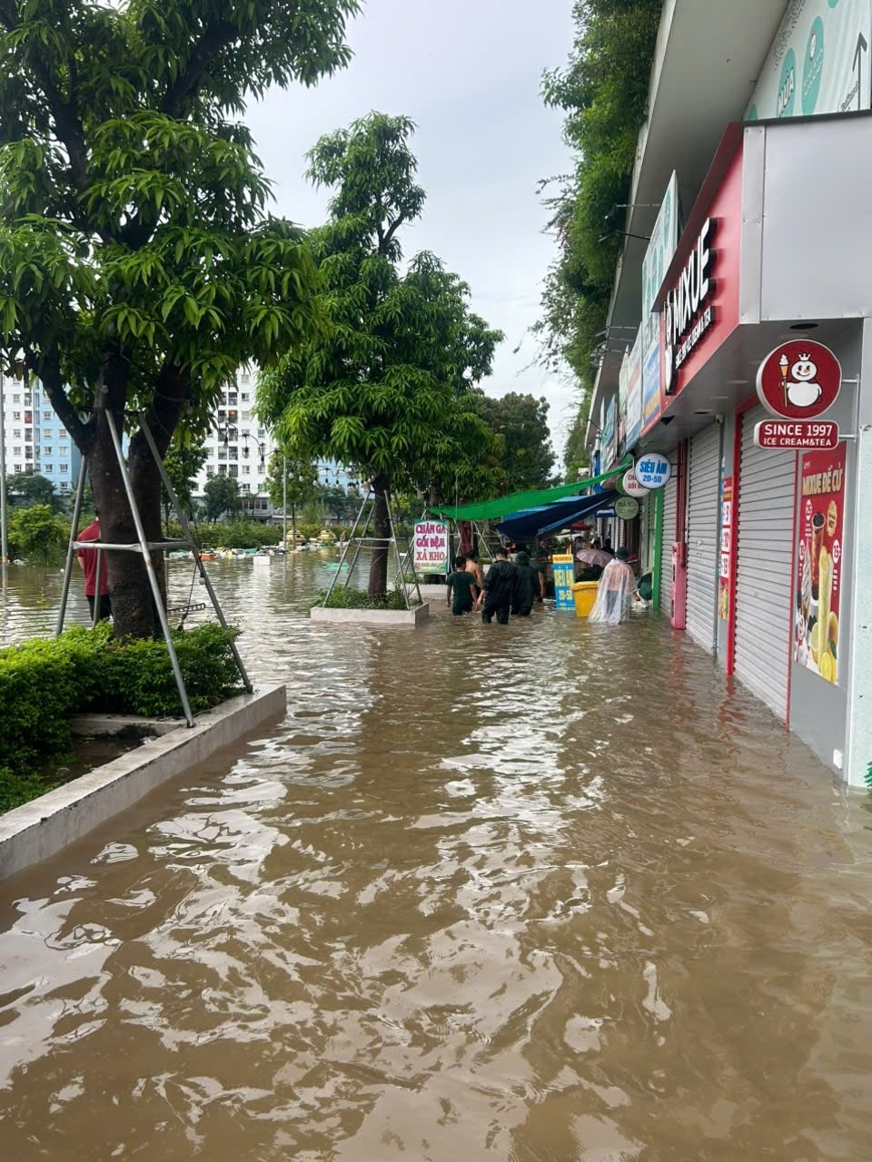 Nhiều chung cư, nhà dân ở Thủ đô dựng đập, rào chắn để ngăn nước tràn vào nhà do mưa lớn sau bão Kajiki