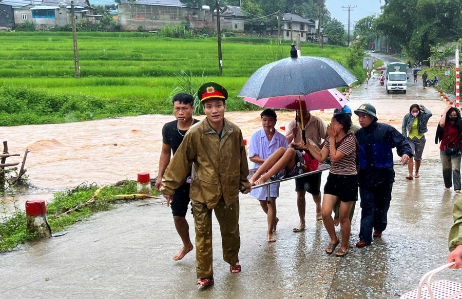 Công an xã Mường Chanh phối hợp nhân viên y tế đưa sản phụ trở dạ đi bệnh viện kịp thời. (Ảnh: CTV)